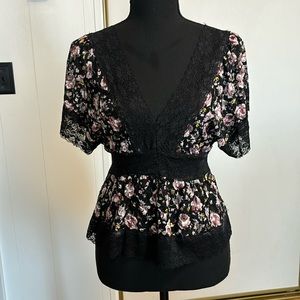 Iris Basic Floral Sleeveless Lace Top